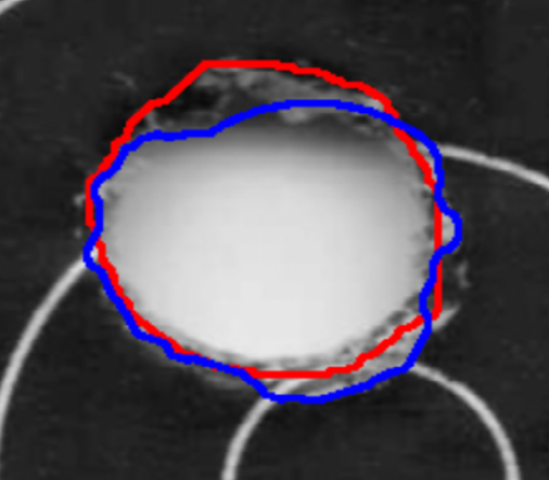 Vergleich der Trefferkennung an einem Einschussloch: blaue Kontur der OpenCV-Methode gegenüber roter Kontur der KI-gestützten Bilderkennung